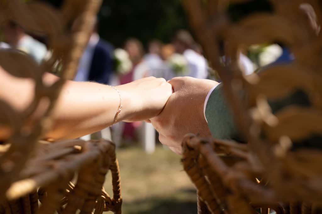 des mariés se tiennent la main pendant la cérémonie d'engagement