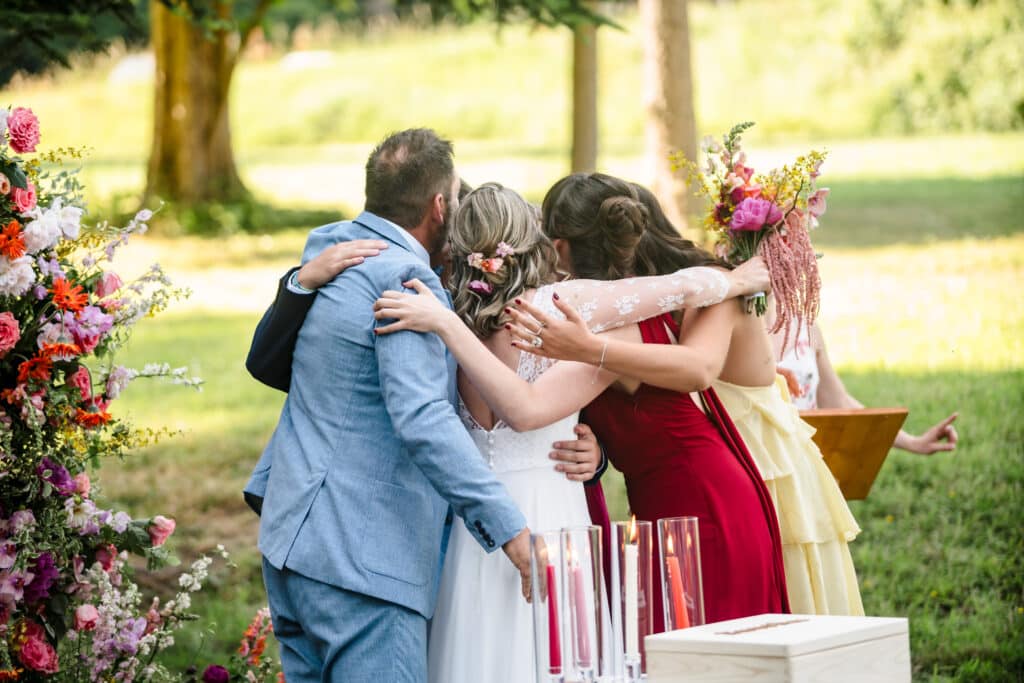 les mariés font un câlin à leurs enfants