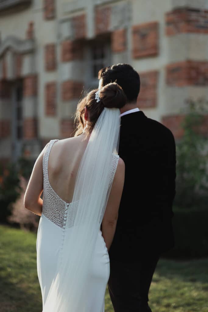 Couple de mariés, vu de dos