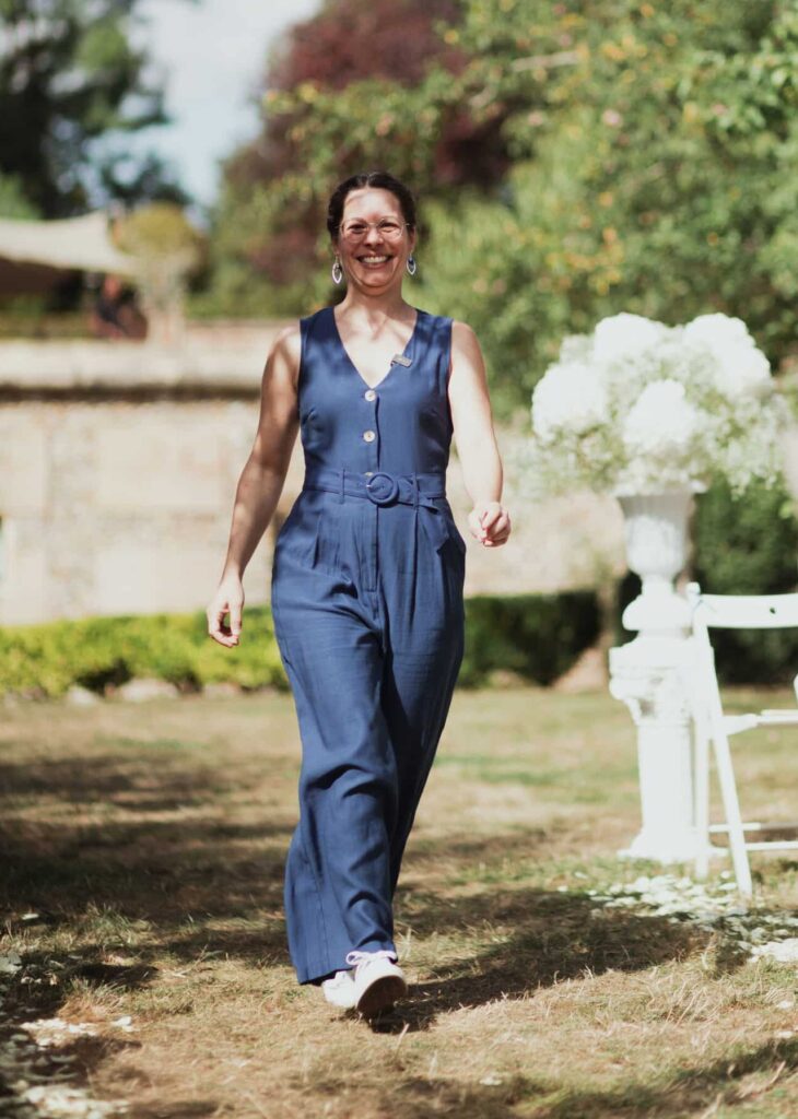 Officiante de cérémonie qui marche dans l'allée