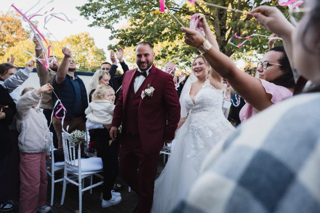 les mariés heureux quittent la cérémonie 